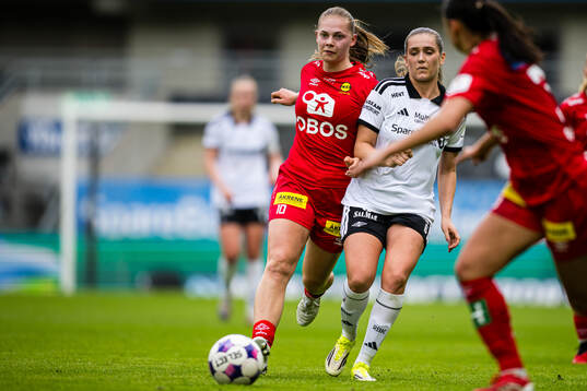 Mille Ivi Christensen of LSK Kvinner and Irene Dirdal of