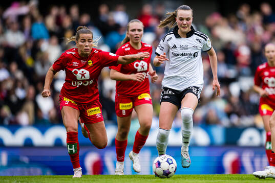 Mimmi Jasmiina Nurmela of LSK Kvinner and Cille Nilsen of