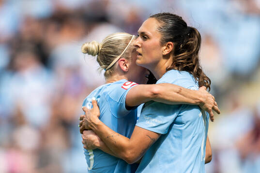 Malmö FFs Isabella DCAquila och Mia Persson jublar