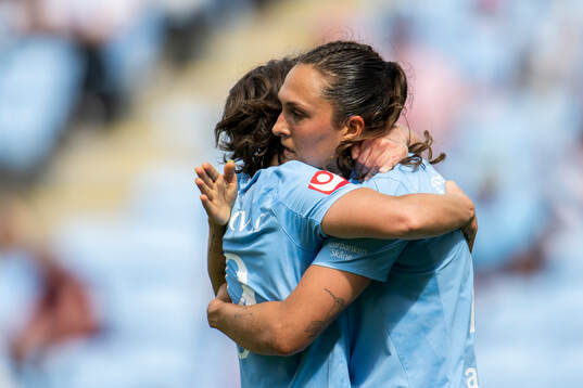 Malmö FFs Isabella DCAquila och Miljana Ivanovic jublar