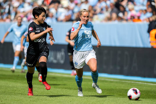 Malmö FFs Mia Persson och Växjö DFFs Suzu Amano