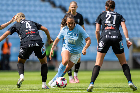 Malmö FFs Isabella DCAquila omringad av Växjö DFFs Alice