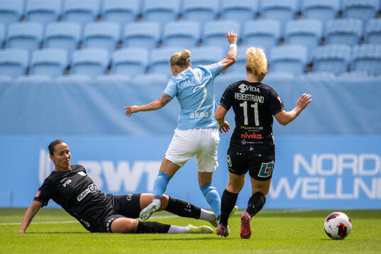Malmö FFs Nathalie Hoff Persson och Växjö DFFs Nellie