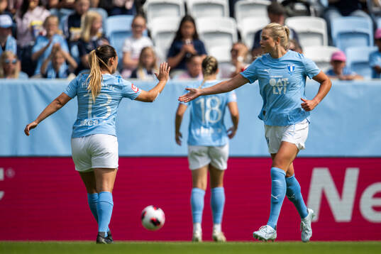 Malmö FFs Emma Petrovic och Ellen Löfqvist jublar