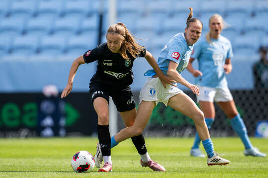 Malmö FFs Karoline Olesen och Växjö DFFs Elin Nilsson