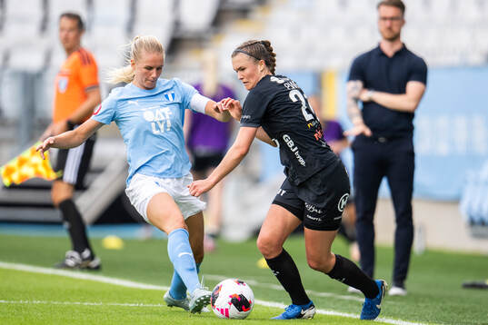 Malmö FFs Nellie Lilja och Växjö DFFs Erica Persson Welin