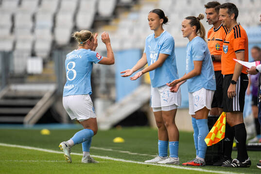 Malmö FFs Mia Persson bytes ut för Malmö FFs Amy Joan