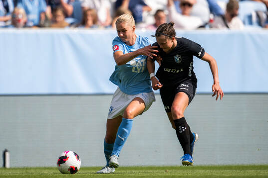 Malmö FFs Nellie Lilja och Växjö DFFs Erica Persson Welin