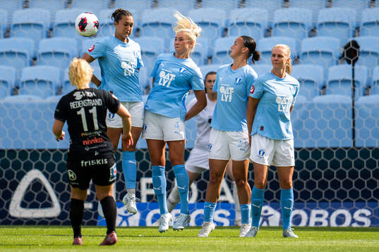 Växjö DFFs Sophia Redenstrand skjuter frispark