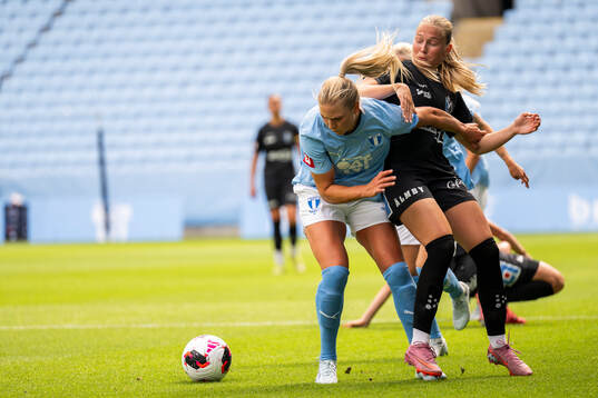 Malmö FFs Ellen Löfqvist och Växjö DFFs Tilda Sandén