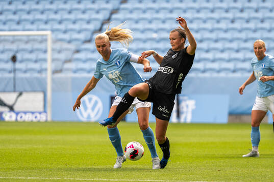 Malmö FFs Nellie Lilja och Växjö DFFs Erica Persson Welin