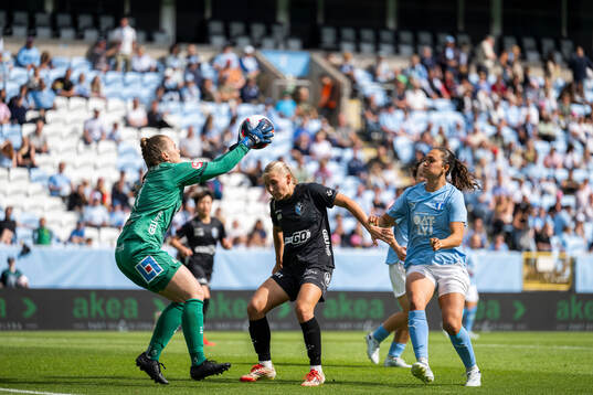 Malmö FFs Isabella DCAquila och Växjö DFFs målvakt Maja