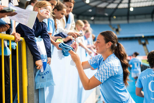 Malmö FFs Alexia Mitkovska skriver autograf