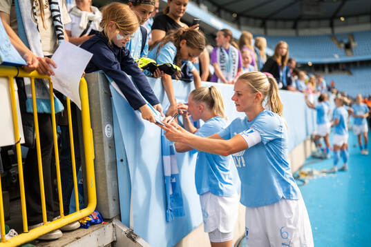 Malmö FFs Nellie Lilja skriver autograf
