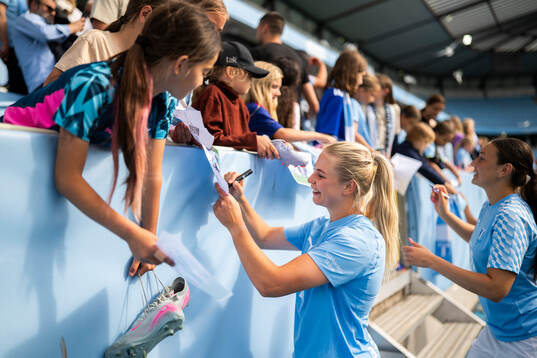 Malmö FFs Ellen Löfqvist skriver autograf