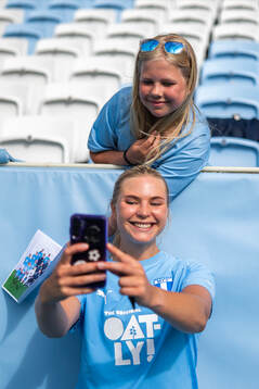 Malmö FFs Ellen Löfqvist tar selfie med en ung supporter