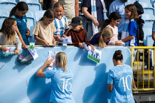 Malmö FFs Tuva Skoog och Isabella DCAquila skriver autograf