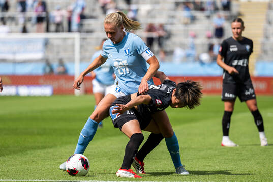 Malmö FFs Nellie Lilja och Växjö DFFs Suzu Amano