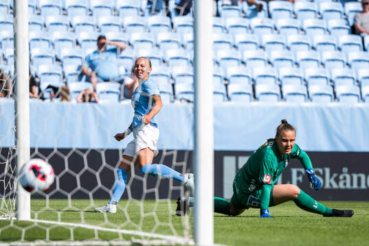 Malmö FFs Nathalie Hoff Persson gör mål bakom Växjö