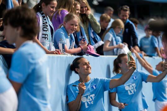 Malmö FFs Isabella DCAquila ta selfie med supportrar