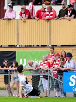 Brommapojkarnas Mads Kristian Hansen jublar