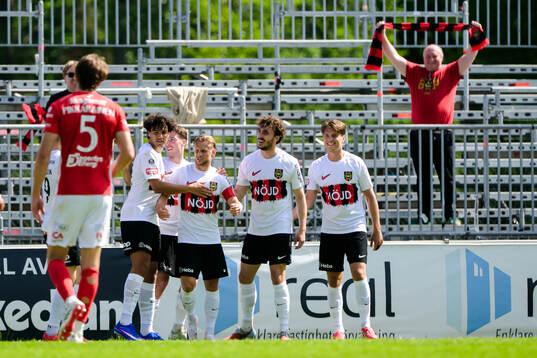Brommapojkarnas Simon Strand jublar