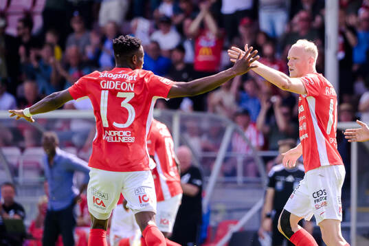 Degerfors Yiriyon Gideon Yaw och Marcus Rafferty jublar