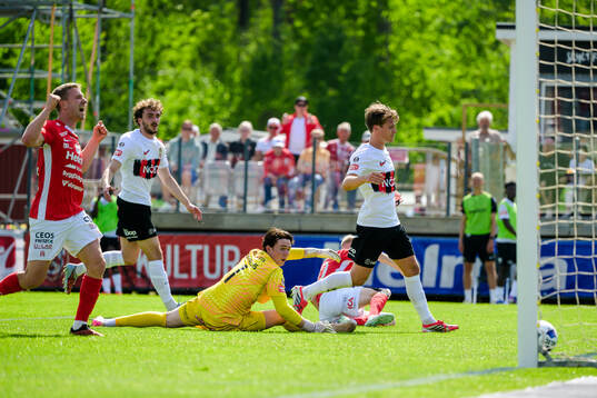 Brommapojkarnas målvakt Leo Cavallius ser på när
