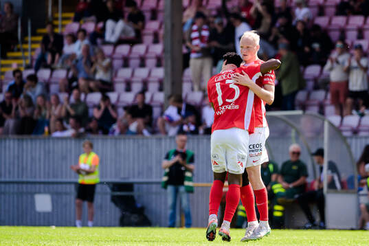 Degerfors Yiriyon Gideon Yaw och Marcus Rafferty jublar