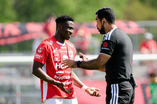 Degerfors Yiriyon Gideon Yaw i samtal med Domare Mohammed