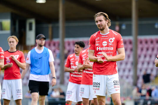 Degerfors Juhani Pikkarainen tackar publiken