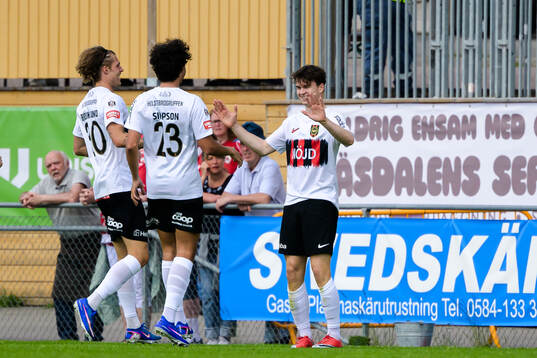 Brommapojkarnas Mads Kristian Hansen jublar
