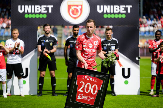 Degerfors Erik Lindell uppvaktas