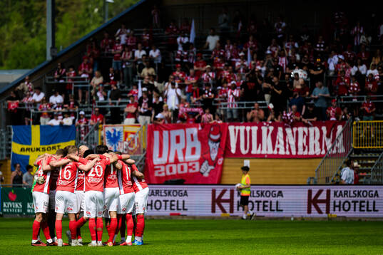 Degerfors spelare samlas