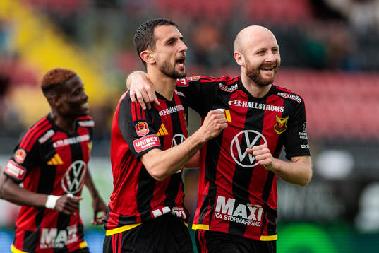Östersunds Amar Begic och Curtis Edwards jublar