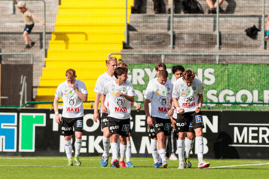 Örebros Lowe Astvald jublar