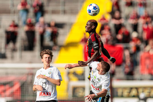Östersunds Assiedou Yannick Armel Adjoumani och Örebros