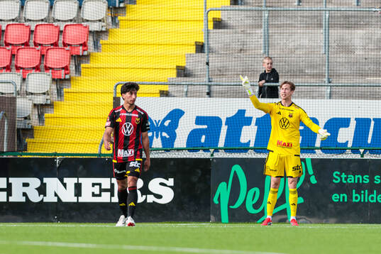 Östersunds målvakt Melker Uppenberg deppar