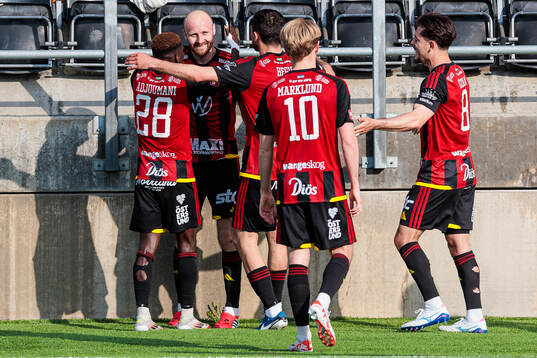 Östersunds Curtis Edwards jublar