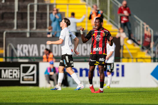 Östersunds Molls Donald Ntchamda Ntchamda  jublar