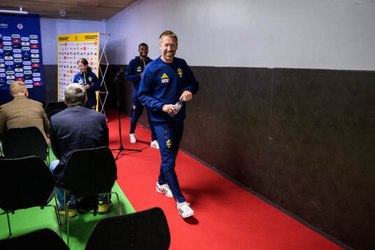 Isak Hien and head coach Graham Potter of the Swedish