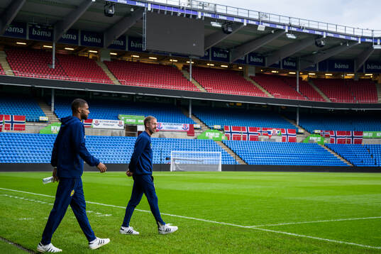 Isak Hien and head coach Graham Potter of the Swedish