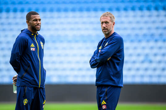 Isak Hien and head coach Graham Potter of the Swedish