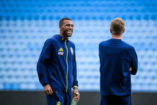 Isak Hien and head coach Graham Potter of the Swedish