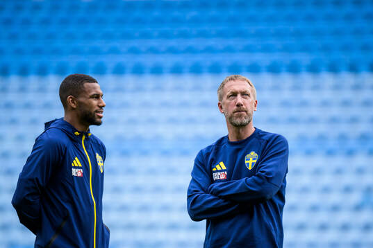 Isak Hien and head coach Graham Potter of the Swedish