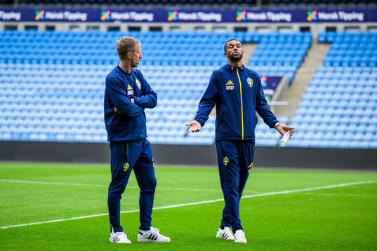 Head coach Graham Potter and Isak Hien of the Swedish