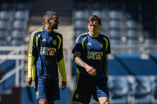 Alexander Isak and Victor Nilsson Lindelöf of the Swedish
