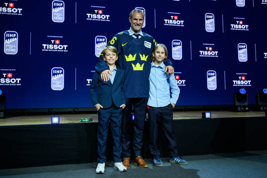 Niklas Kronwall and his childredn pose for a photo