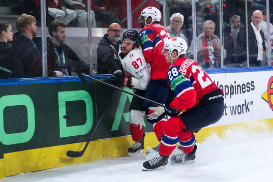 Sidney Crosby of Canada and Andreas Martinsen of Norway
