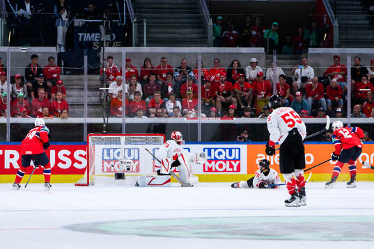 Noah Steen of Norway and Jet Greaves of Canada